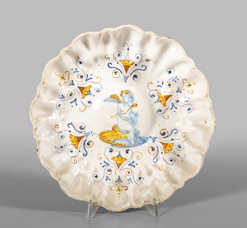 Alzata bacellata in maiolica policroma con putto: Alzata bacellata in maiolica policroma con putto centrale, Faenza sec.XVIII diam.cm.27xh.8
