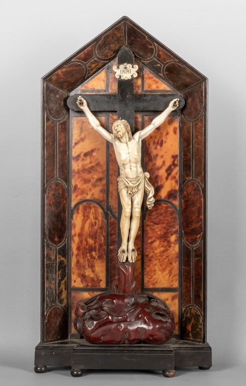 Cristo crocefisso, scultura in avorio poggiante: Cristo crocefisso, scultura in avorio poggiante su grande base in ambra a rappresentare il golgota, inserito in tabernacolo lastronato in tartaruga e filettato in argento, Nord Europa sec.XVII Cristo 