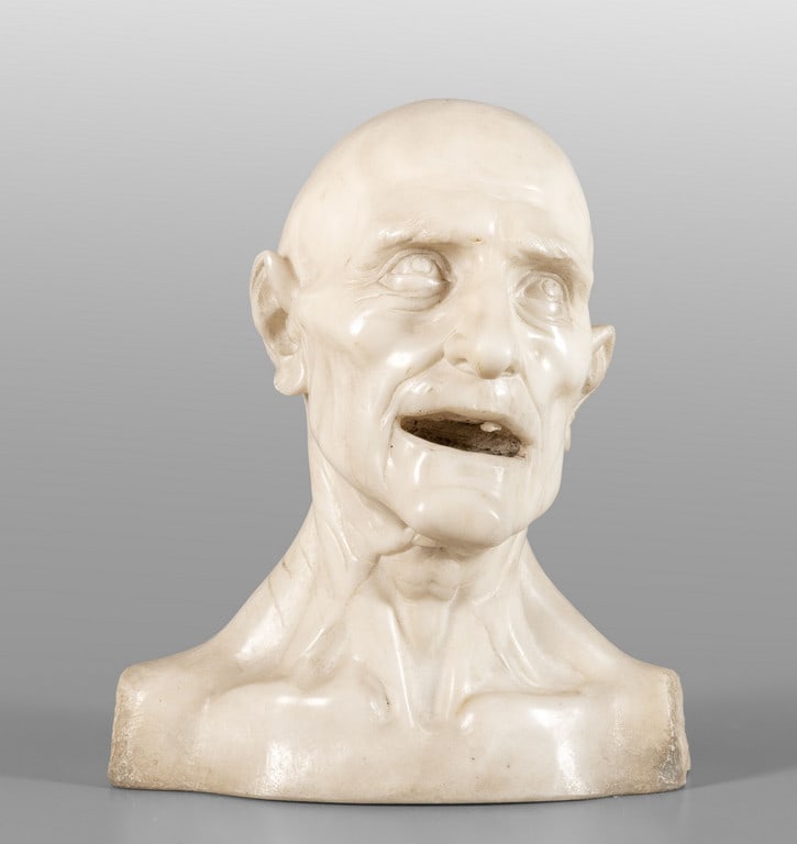 Busto caratterizzato, scultura in marmo statuario: Busto caratterizzato, scultura in marmo statuario sec.XVII cm. 27x14 h. 33
