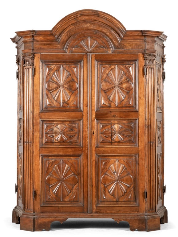 Armadio Luigi XV in noce intagliato con il: Armadio Luigi XV in noce intagliato con il tradizionale motivo del cuore, due porte frontali e due laterali, Genova sec.XVIII cm. 180x70 h. 238