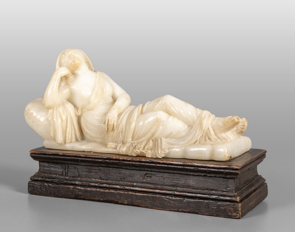 Dama sdraiata, scultura in alabastro, base in (1 of 3)