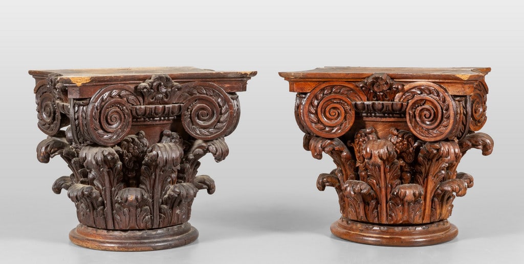 Coppia di grandi capitelli corinzi in noce: Coppia di grandi capitelli corinzi in noce finemente intagliato a volute, fine sec.XVIII cm. 51x47 h. 51