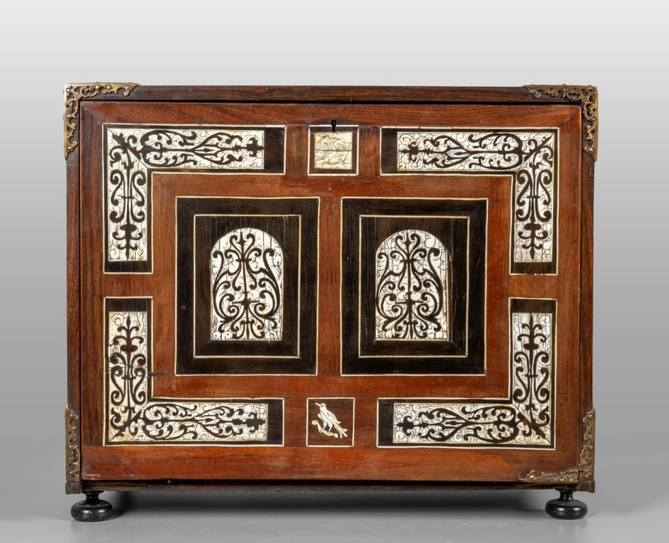 Monetiere lastronato in palissandro con intarsi (1 of 4)
