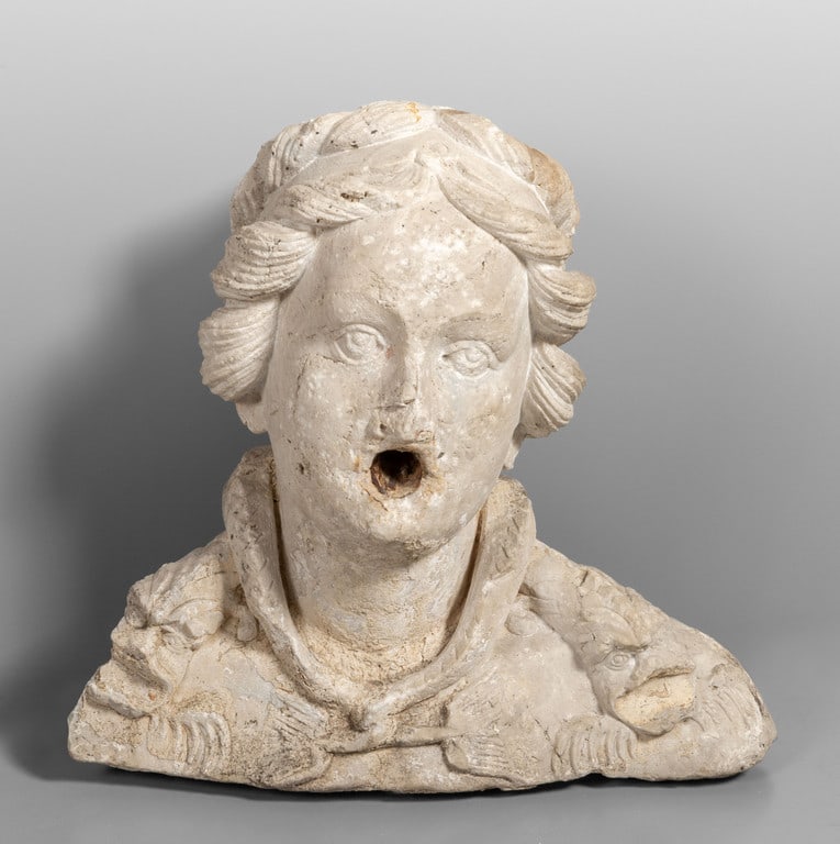 Busto femminile con delfini, mascherone da: Busto femminile con delfini, mascherone da fontana in marmo, Centro Italia sec.XVII cm. 46x45