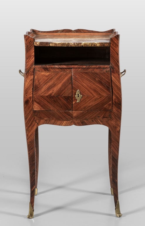 Comodino Luigi XV da centro lastronato in: Comodino Luigi XV da centro lastronato in violetto, due sportelli sul fronte e cassetto laterale, piano in breccia medicea, Genova I metà sec.XVIII cm. 45x31 h. 87