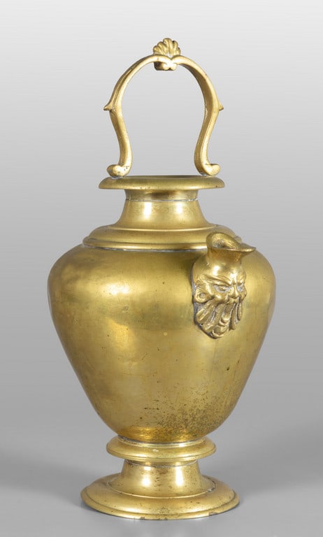 Brocca in bronzo con manico e beccuccio con (1 of 2)