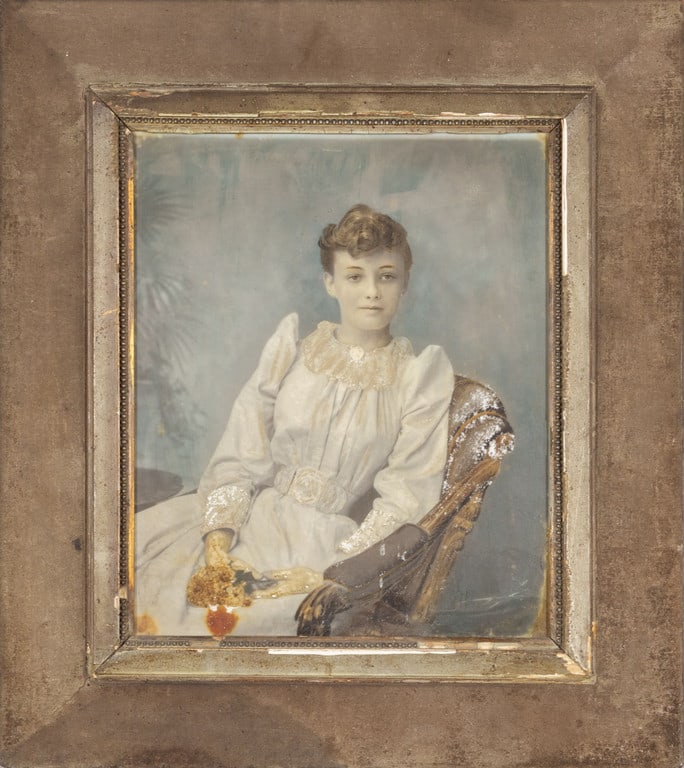 Giovane dama con vestito bianco olio su: Giovane dama con vestito bianco olio su porcellana f.to in b. a ds. e d.to 1894 cm. 24x30
