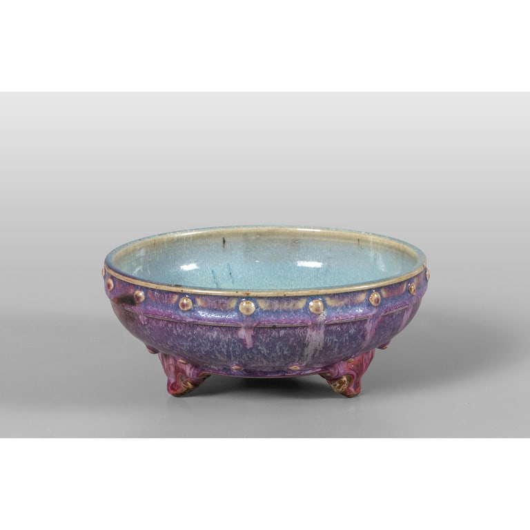 Ciotola a tre piedi in gres con smalti blu e: Ciotola a tre piedi in gres con smalti blu e viola, Cina diam.cm.20xh.8