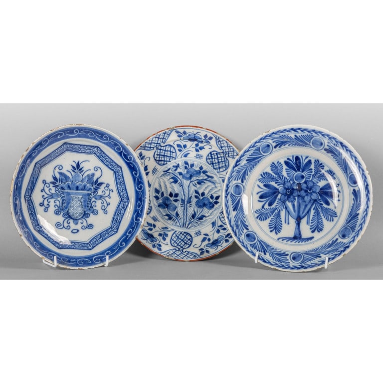 Tre piatti in ceramica a decorazione blu su fondo (1 of 1)