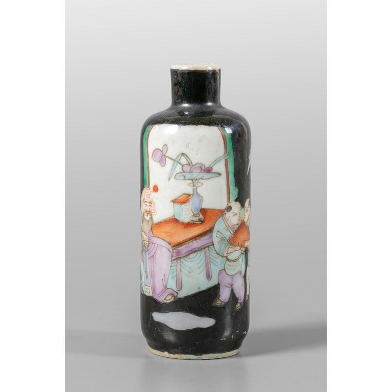 Snuff bottle in porcellana, famiglia Nera,: Snuff bottle in porcellana, famiglia Nera, decorata con giochi di bambini, Cina sec.XIX h.cm.8,5