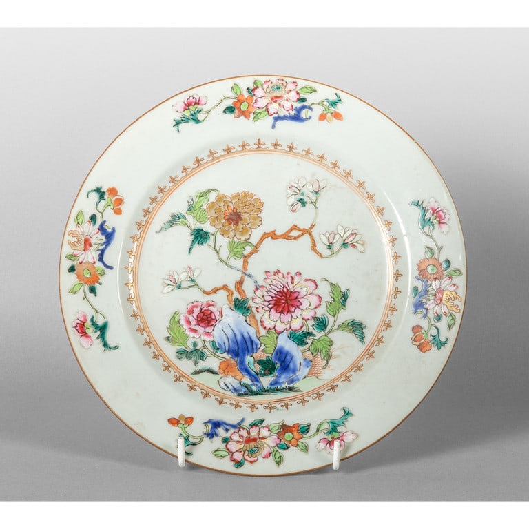 Piatto in porcellana decorato in policromia a: Piatto in porcellana decorato in policromia a fiori su fondo bianco, Cina sec.XVIII diam.cm.22