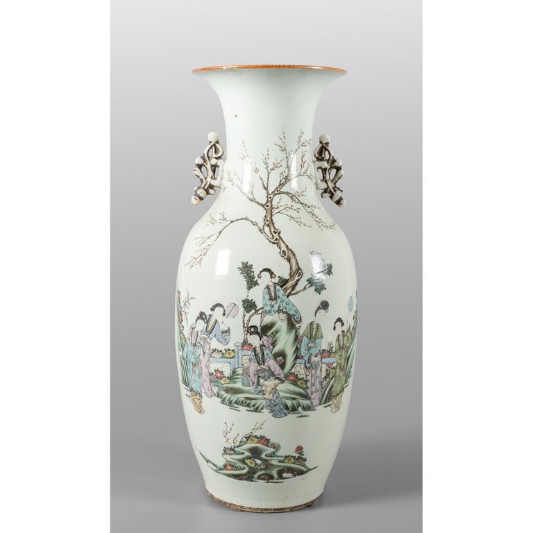 Vaso in porcellana decorato con fanciulle, Cina (1 of 2)