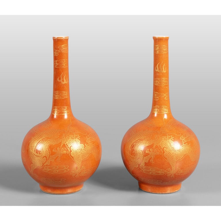 Coppia di vasi in porcellana a fondo arancio: Coppia di vasi in porcellana a fondo arancio decorati in oro con fenici tra le nuvole, marcati alla base, Cina sec. XX h.cm.16