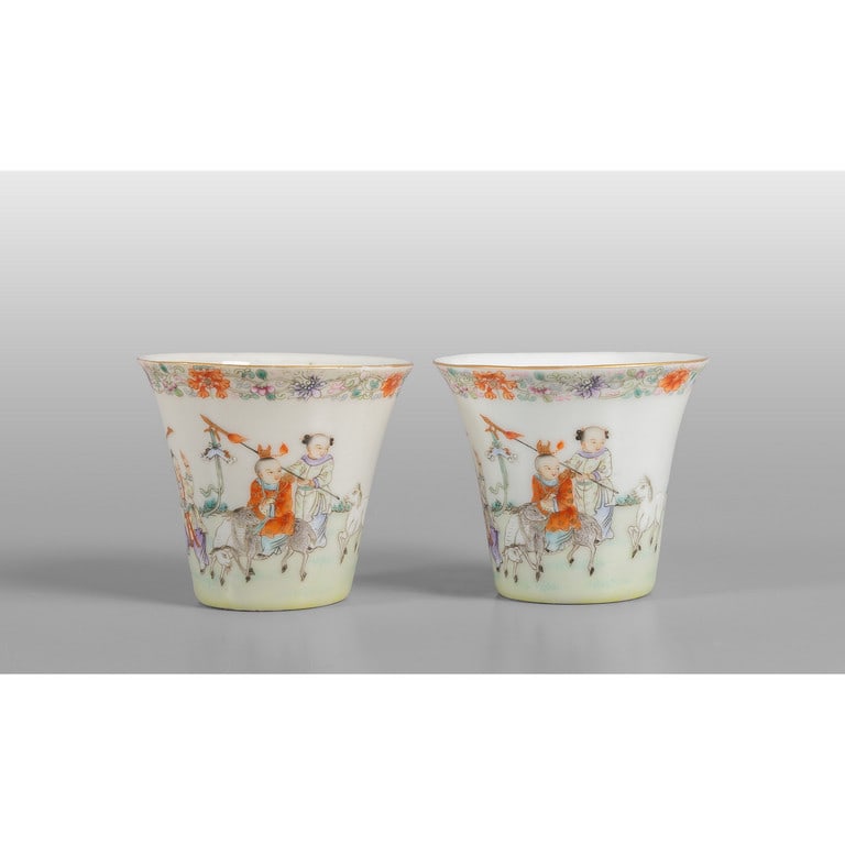 Coppia di tazzine, famiglia Rosa, decorate con: Coppia di tazzine, famiglia Rosa, decorate con personaggi, marcate alla base, Cina h.cm.6,5