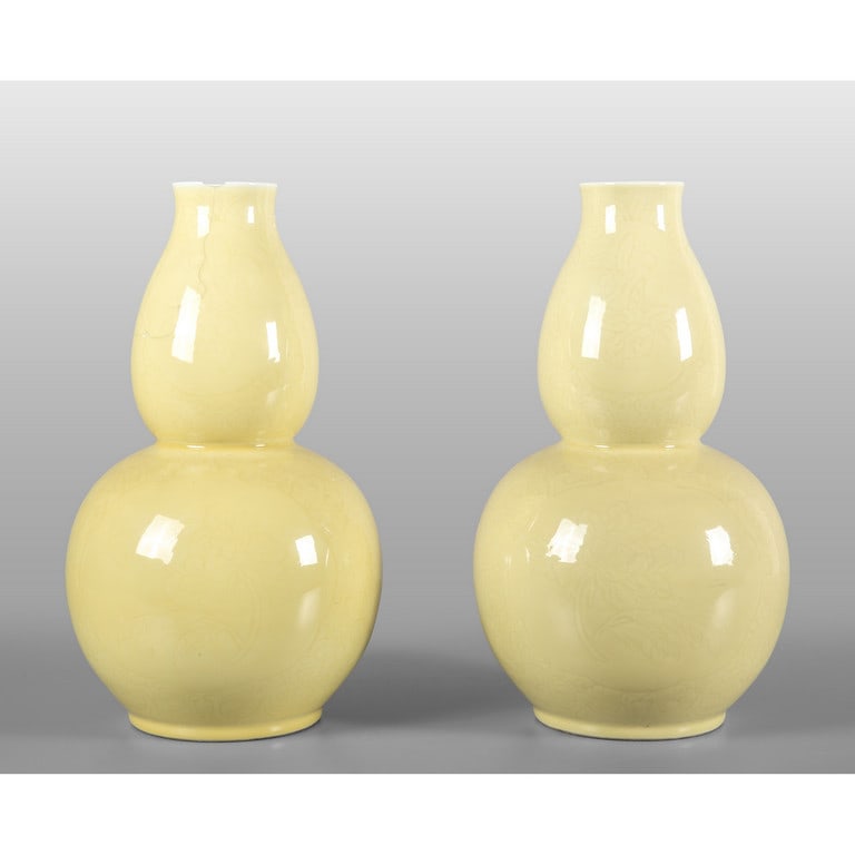 Coppia di vasi in porcellana a forma di zucca: Coppia di vasi in porcellana a forma di zucca decorati a disegni segreti di peonie su fondo giallo, marcati alla base, sec.XX h.cm.53, uno con rotture
