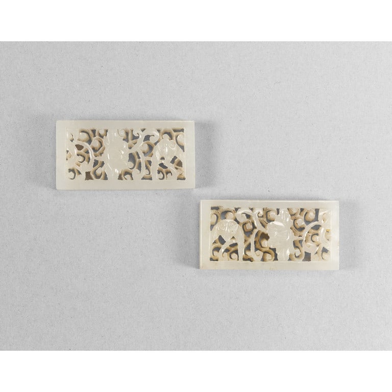Due giade rettangolari intagliate a motivi di: Due giade rettangolari intagliate a motivi di fiori, Cina cm. 5,5x2,5