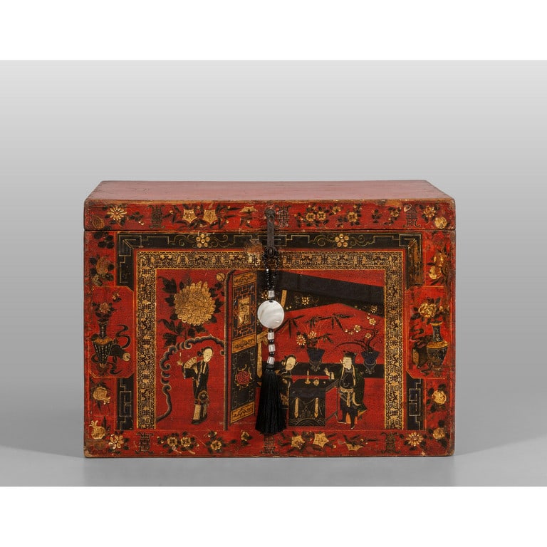 Baule in legno laccato a fondo rosso con scene di (1 of 3)