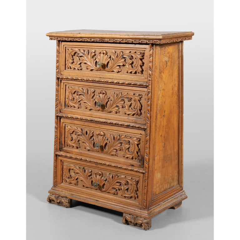 Mobiletto in noce a quattro cassetti finemente: Mobiletto in noce a quattro cassetti finemente intagliato, sec.XVIII cm. 75x31 h. 94, restauri