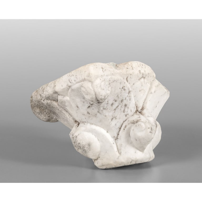 Piccolo capitello in marmo, sec.XIV cm. 18x18 (1 of 3)