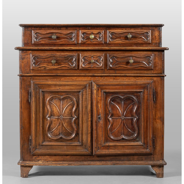 Credenza in noce a due sportelli più tre cassetti: Credenza in noce a due sportelli più tre cassetti con parte superiore a tre cassetti, Piemonte sec.XVIII cm. 132x54 h. 115