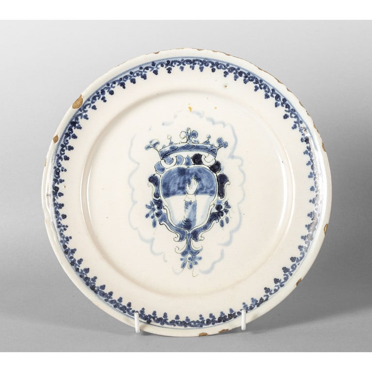 Piatto in ceramica, decorazione in blu con stemma (1 of 1)