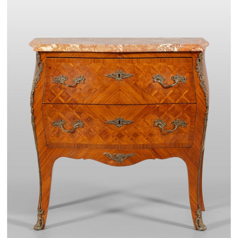 Piccolo comò a due cassetti finemente lastronato: Piccolo comò a due cassetti finemente lastronato in legno di viola a motivi geometrici, piano in marmo, fine sec.XIX cm.80x38xh.83