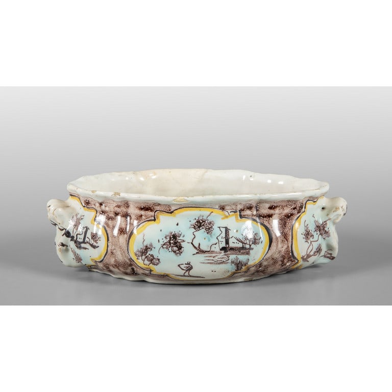 Vaschetta in ceramica, decorazione a riserve: Vaschetta in ceramica, decorazione a riserve policrome su fondo manganese, marca Folco, Savona sec.XVIII cm.23x31xh.7,lievi restauri
