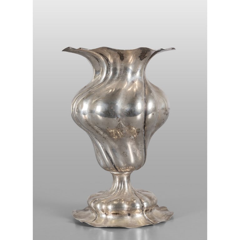 Vaso in argento sbalzato h. cm.28, gr.835 (1 of 1)