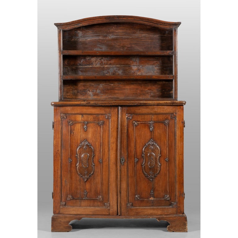 Credenza Luigi XIV a due sportelli intagliati in: Credenza Luigi XIV a due sportelli intagliati in noce, Genova sec.XVIII cm. 128x62 h. 126