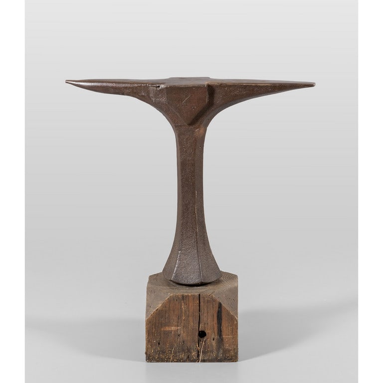 Grande incudine in ferro con montante poligonale: Grande incudine in ferro con montante poligonale e finali a puntali, base in legno cm.74x25xh.67