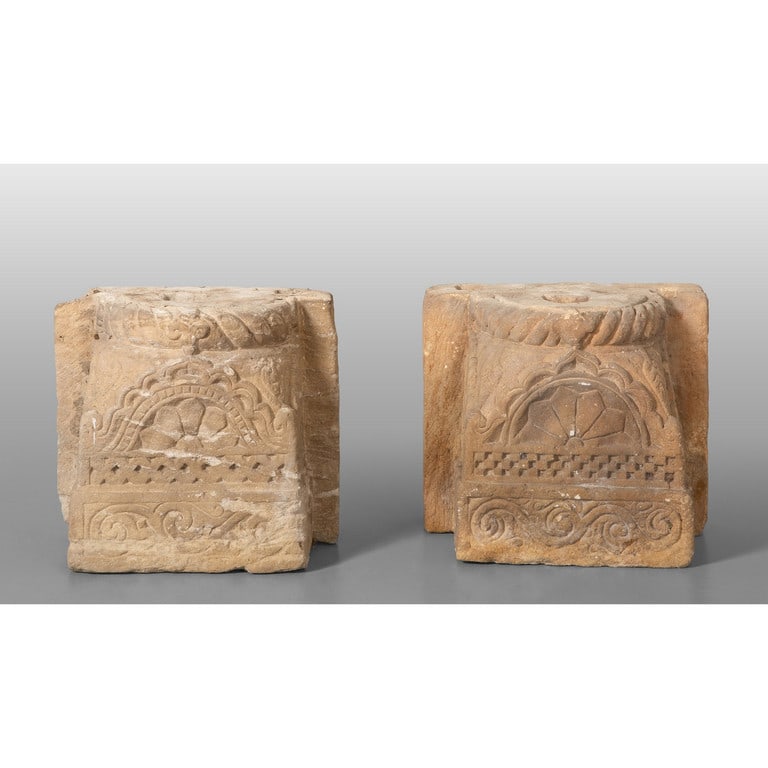 Due capitelli in pietra scolpita, sec.XVI cm. (1 of 2)