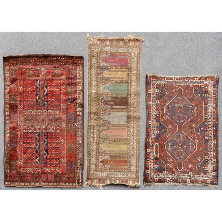 Tre tappeti persiani, sec.XX cm.114x160,: Tre tappeti persiani, sec.XX cm.114x160, 84x222, 125x193