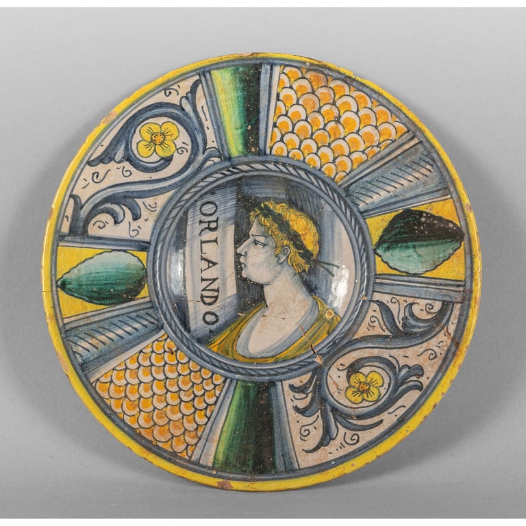 Piatto in maiolica con decoro a palmette blu e (1 of 1)