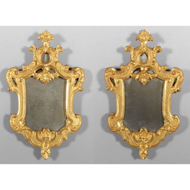 Coppia di apliques in legno finemente intagliato: Coppia di apliques in legno finemente intagliato e dorato, Italia Centrale fine sec.XVIII cm.34x52
