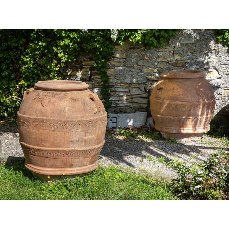 Due orci in terracotta, manifattura toscana: Due orci in terracotta, manifattura toscana sec.XX diam.cm.85xh.95 (difetti) e diam.cm.100xh.100
