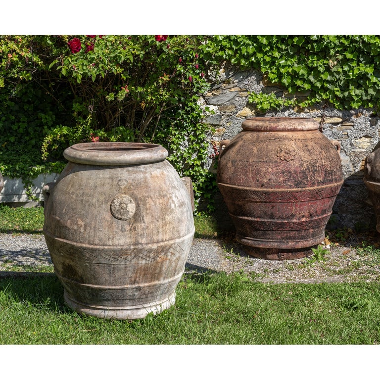Due orci in terracotta, manifattura toscana: Due orci in terracotta, manifattura toscana sec.XX diam.cm.85xh.95 e diam.cm.95xh.97