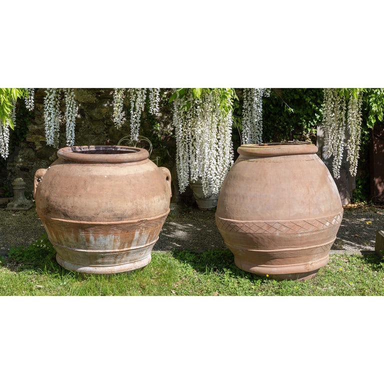 Due orci in terracotta, manifattura toscana: Due orci in terracotta, manifattura toscana sec.XX diam.cm.100xh.90 e diam.cm.87xh.100