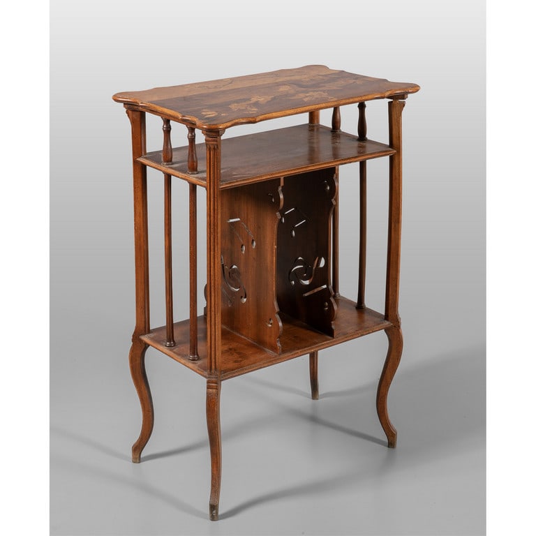 Tavolino Liberty in legno finemente intarsiato: Tavolino Liberty in legno finemente intarsiato sul piano a motivi floreali con uccellino, f.to Gallè, Francia inizi sec.XX cm. 60x40 h. 88