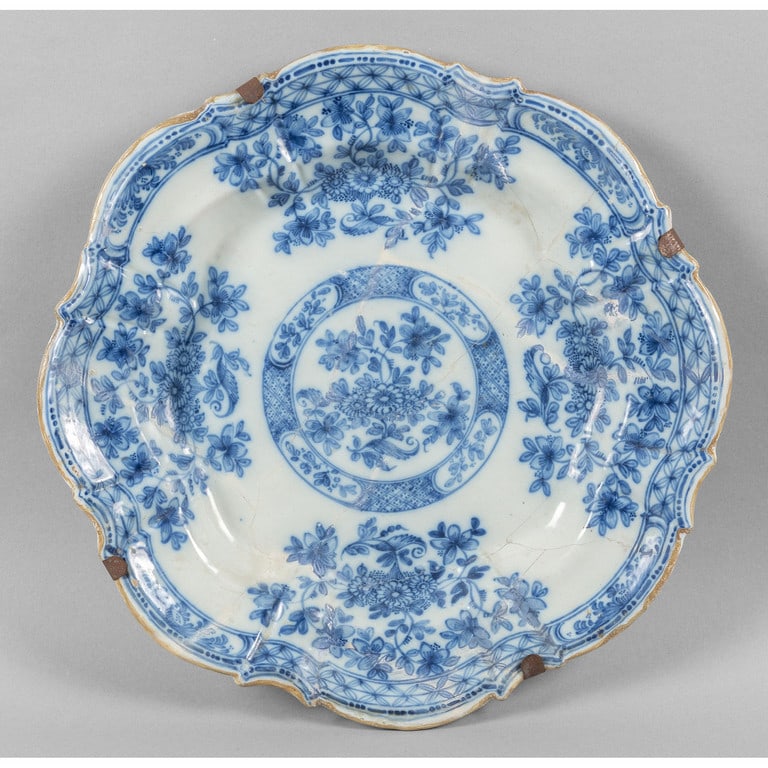 Grande piatto modello argenteria, decorazione: Grande piatto modello argenteria, decorazione bianca e blu, Lodi sec.XVIII diam.cm.40, rotture