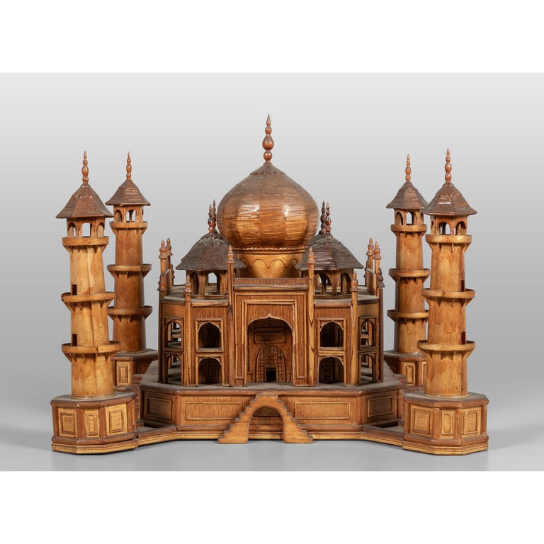 Modellino decorativo del Taj Mahal in legno con: Modellino decorativo del Taj Mahal in legno con decorazione ad intarsio, inizi sec.XX cm. 46x46 h. 40