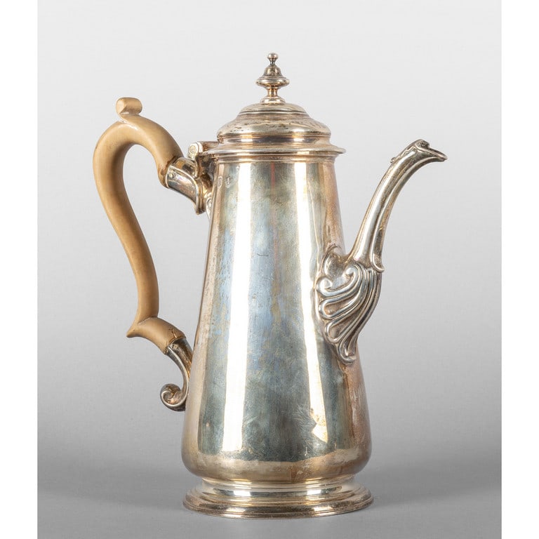 Caffettiera in argento con manico in legno,: Caffettiera in argento con manico in legno, Inghilterra fine sec.XIX h.cm.24, gr.tot.640