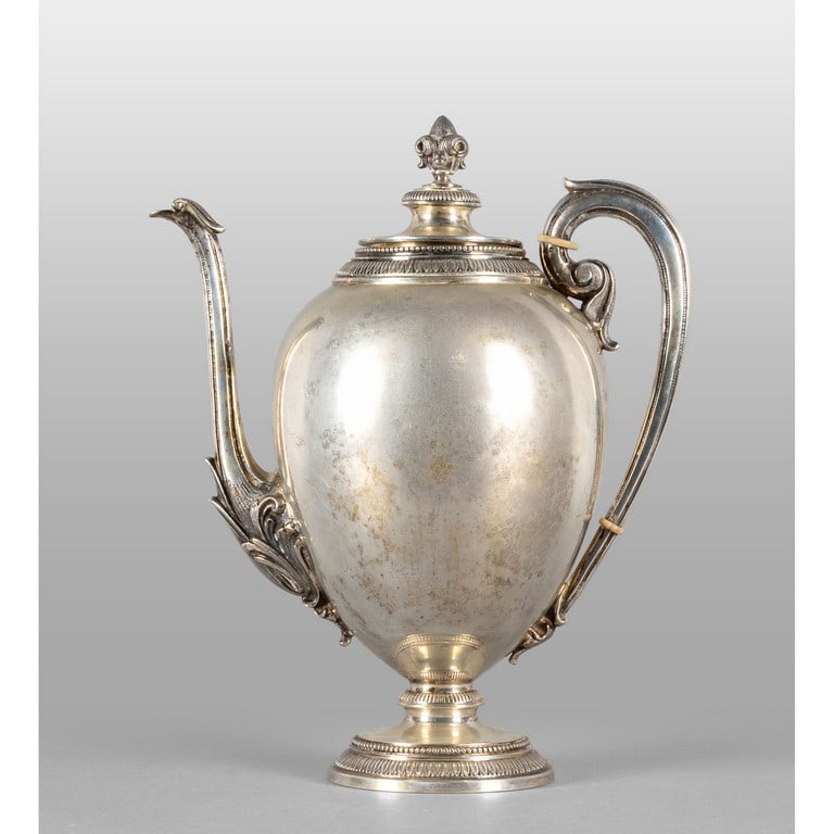 Theiera in argento in stile Impero caratterizzata: Theiera in argento in stile Impero caratterizzata da forme neoclassiche, sec.XX h.cm.26, gr.980
