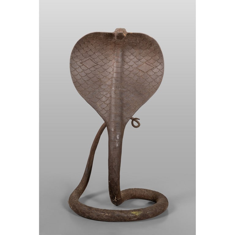 Cobra in atteggiamento d'attacco, scultura in (1 of 3)