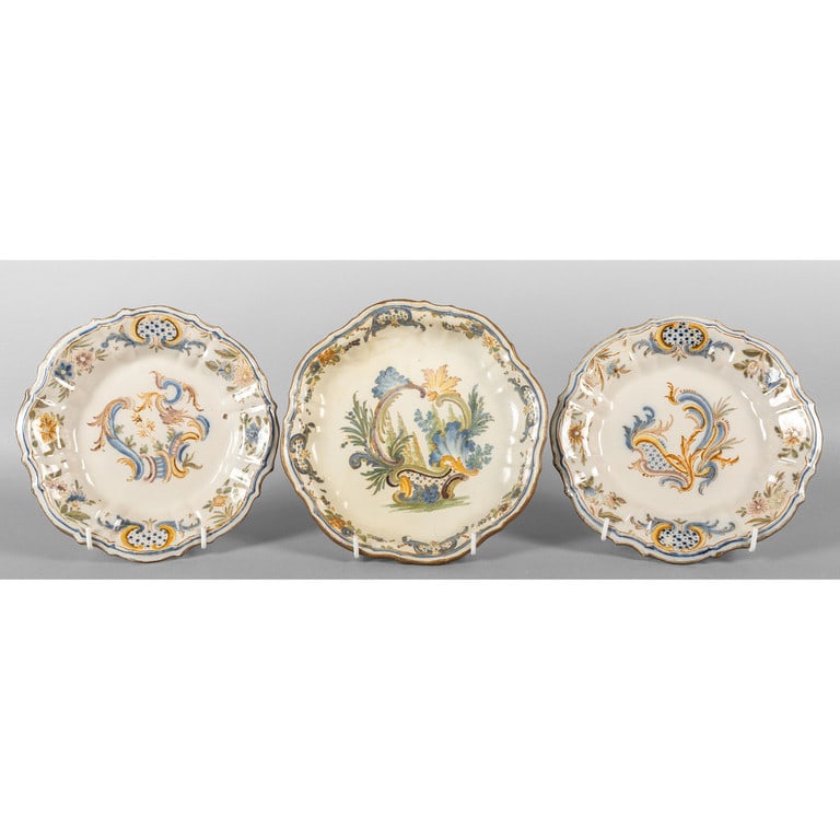 Tre piatti in ceramica decorati in policromia su (1 of 1)