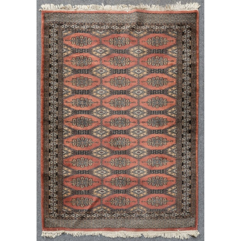 Tappeto caucasico a fondo rosso decorato con: Tappeto caucasico a fondo rosso decorato con rombi e fiori stilizzati, sec.XX cm. 124x178