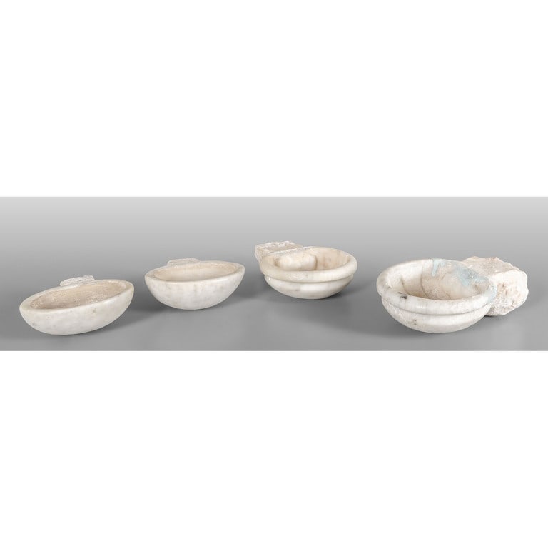 Quattro piccole acquasantiere da muro in marmo,: Quattro piccole acquasantiere da muro in marmo, sec.XVIII la più piccola cm. 15x11, la più grande cm.16x11