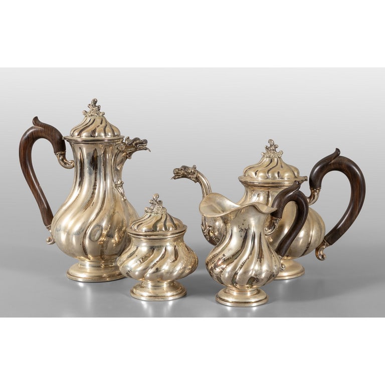 Servizio in argento da caffè e the composto da: Servizio in argento da caffè e the composto da caffettiera, lattiera, theiera e zuccheriera in stile barocco, argentiere Cipollina Genova gr.2000 ca.
