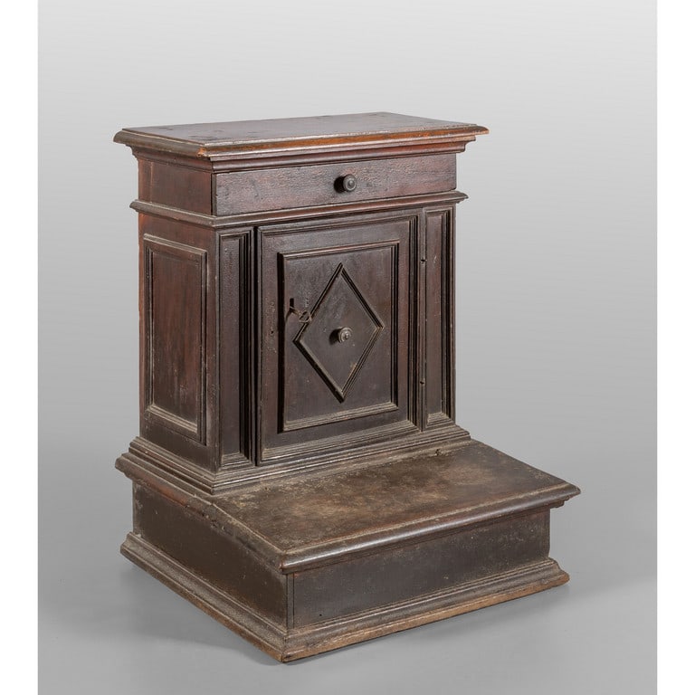 Inginocchiatoio in noce con sportello più: Inginocchiatoio in noce con sportello più cassetto, Italia centrale sec.XVII cm. 66x53 h. 85