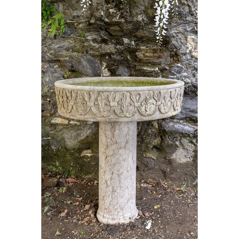 Vasca in pietra con fascia lavorata su colonna in (1 of 1)