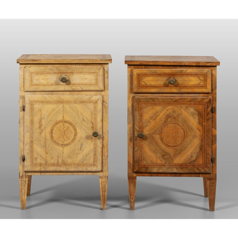 Coppia di comodini in stile Luigi XVI con: Coppia di comodini in stile Luigi XVI con sportello e cassetto, lastronati in palissandro e legni vari, Lombardia sec.XX cm. 48x33 h. 77